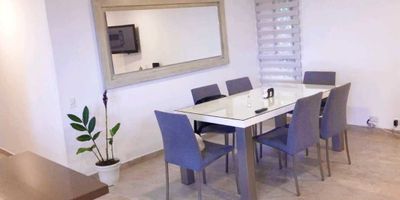 Venta de Apartamento totalmente remodelado   Amplio Y Bien Ubicado . Área 121 Mt2 , 3 Alcobas , 2 Baños, 2 Balcones , 2 Salas , 2 Garajes Paralelos , 2 Útiles.

La unida tiene tiene juegos infantiles, sauna, turco, parqueaderos de visitantes, portería 24 horas, unidad con ascensor.

Esta a 2 minutos del Mall de la Frontera, a dos minutos de la avenida el poblado, a 4 minutos de la avenida las Vegas, a 5 minutos de la Regional, a 7 minutos del parque de Envigado, a 5 Minutos del campestre, a 4 minutos del Mall San Lucas, a 15 minutos del Centro Comercial el Tesoro.