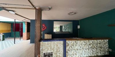 Bodega en arriendo en Laureles, Medellín primer piso de 350 m2 aproximadamente, cuenta con salon y patio. No dejes pasar esta oportunidadCercanías: Primer parque de Laureles, Universidad Pontificia Bolivariana