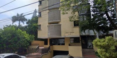 Local comercial en arriendo de 80 m², ubicado en zona altamente transitada y estratégica, ideal para negocios que buscan visibilidad y fácil acceso. Cuenta con excelente iluminación natural, dos baños, pisos en buen estado y servicios públicos independientes. Cercano a transporte público, bancos, restaurantes y centros comerciales. Oportunidad ideal para oficinas, tiendas, consultorios u otros tipos de comercio. ¡Listo para ocupar!