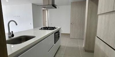 Disfruta de vivir en una de las zonas más exclusivas y tranquilas de Envigado. Este hermoso apartamento combina amplitud, comodidad y una vista privilegiada.

 Área construida: 110 m²
Estrato: 5
 Piso: 17 (vista espectacular)
 Urbanización cerrada con vigilancia 24/7
 Distribución:

Sala comedor con excelente iluminación

Cocina integral abierta tipo americana

Zona de ropas independiente y amplia

2 habitaciones, ambas con baño privado y vestier

3 baños en total

Balcón amplio con acceso desde las habitaciones

2 parqueaderos privados

1 cuarto útil

 Canon de arrendamiento: $4.500.000

La unidad  ofrece un entorno residencial exclusivo con zonas verdes, portería, ascensor y cercanía a vías principales, transporte público, supermercados y colegios.

¿Te interesa conocerlo?
 Contáctanos para agendar tu visita. ¡No dejes pasar esta gran oportunidad!