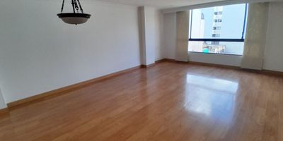 Excelente apartamento de 3 alcobas, oportunidad de precio única. Cada alcoba ofrece comodidad y privacidad, con baño en la alcoba principal, baño de alcobas, baño social y cuarto con baño de servicio. Dispone de estudio y sala-comedor en un mismo ambiente, cocina con estufa y calentador a gas, y pisos en madera, mármol y baldosa, conservando su carácter clásico.
Cuenta con vista exterior y 2 garajes en línea. El edificio ofrece ascensor, parqueaderos para visitantes y se encuentra cerca de vías principales, garantizando excelente conectividad y comodidad.