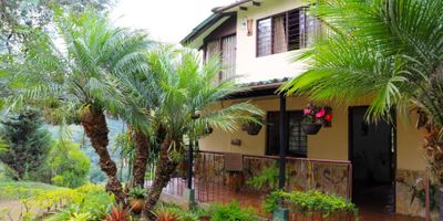 VENTA FINCA LA ELVIRA ¿Buscas un lugar para desconectarte y respirar aire puro? Esta finca de dos pisos y de 208 mt2,  construidos lo tiene todo: Ubicada a solo 50 minutos de Cali, cerca al  reconocido Km 18, clima templado ideal todo el año, Un hermoso y gran lote, con una hermosa vista panorámica a las montañas y el bosque, rodeada de naturaleza, a 10 minutos a pie de la finca encontrarás una espectacular cascada cristalina para disfrutar con tu familia y mascotas, zona perfecta para el avistamiento de aves y caminatas al aire libre. Un espacio lleno de paz, ideal para casa de descanso, turismo ecológico o simplemente vivir rodeado de verde. Tranquilidad, paisaje y ubicación en un solo lugar. ¿Quieres conocerla?  agendemos visita. Por su ubicación y caracteristicas del terreno, también puede resultar interesante para quien desee desarrollar un proyecto de turismo como glamping. Se vende a puerta cerrada.  ¿Quieres conocerla?  Contactanos!. REF
