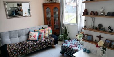 La Fontana Soluciones Inmobiliarias presenta este acogedor apartamento en una zona estratégica de la ciudad: dos (2) alcobas, un (1) clóset, sala comedor con excelente iluminación natural, cocina semintegral práctica, un (1) baño completo, pisos en cerámica de fácil mantenimiento, zona de ropas independiente y parqueadero en bahía. ¡Listo para habitar! Tu próximo hogar te espera… ven y hazlo tuyo con nosotros. 
 
Código inmo: 14842 Manizales, Caldas. 
