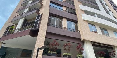 Descubre la elegancia y comodidad en este exclusivo apartamento ubicado en el corazón de la ciudad. Con 2 baños y 2 parqueaderos, este espacio de 83 metros cuadrados ofrece un ambiente moderno y acogedor para ti y tu familia. Disfruta de amplios espacios y acabados de alta calidad que te brindarán el confort que mereces.