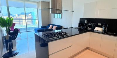 CÓDIGO 920FR9820 . Ubicado en un Quinto Piso en la Torre Blue, Vista al Zuana, Cuenta con Tres Habitaciones, La Principal con Baño Privado y Walk in Closet, Baño de Habitaciones, Sala Comedor, Balcón, Baño social completo. Cocina Integral; Zona de Ropas y Dos Parqueaderos. El edificio cuenta con Beach-Bar, Jardines Internos, Sistema Electrónico De Seguridad C.C.T.V, Bolera, Tres Piscinas, Cancha de Squash, Pool Deck Solárium, Zona de Jacuzzis, Baños Turcos, Saunas, Indoor Playground Cocina, BBQ, Gimnasio y Muchas Más. El apartamento se entrega amoblado. SI CREE QUE ESTA PROPIEDAD ES LO QUE ESTÁ BUSCANDO, CONTÁCTEME Y AGENDAMOS UNA CITA
