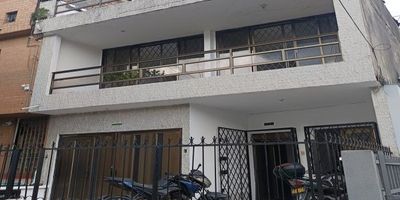 Gran casa sobre via comercial, de 2 pisos independientes más 2 terrazas en piso 3 y 4,  de 7 mtr de frente por 20 de fondo, estrato 3, con excelente ubicacion a una cuadra de la cll 9, limites con el barrio champañat. PISO 1: Ante jardín con reja y espacio para un carro, garaje, amplia sala comedor, cocina con gas domiciliario, 3 habitaciones, 2 baños, zona de oficios. PISO 2: Sala comedor , sala de tv, balcon,  3 habitaciones, cocina, zona de oficios y 2 baños.  Piso 3: Gran terraza, zona de oficios, baños con ducha, construcción de la mitad del lote y cuarto piso terraza. Desocupada, documentos al dia.