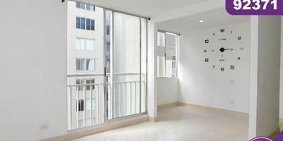 Apartamento en venta en la ciudad de Barranquilla ubicado en el barrio Almeda del Rio, en un edificio con vigilancia privada las 24 Horas y zonas sociales de entretenimiento, piscina,  canchas deportivas, zona infantil, gimnasio y salón comunal,  el edificio cuenta con 12 pisos y el apartamento se encuentra ubicado en el piso 9, con un área aproximada de 53,15 mt2 , distribuidos en 2 habitaciones, 2 baños, ,la habitación principal cuenta con baño interno, sala - comedor, cocina semi -integral y zona de labores, lado sombra, buena distribución en sus áreas con buenos y modernos acabados, es fresco y acogedor, su entorno es tranquilo, residencial con cómodas vías de acceso y facilidad al transporte publico cercano, sobre el sector puede encontrar, supermercados y centro comercial jardín del rio .