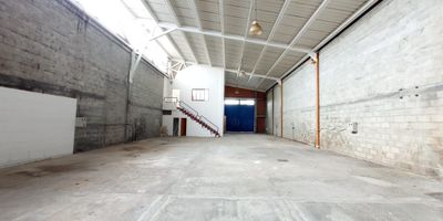 Bodega ubicada estratégicamente para que puedas desarrollar tus actividades de manera eficiente y segura, cuenta con amplios espacios muy frescos e iluminados, zona de parqueo comun.