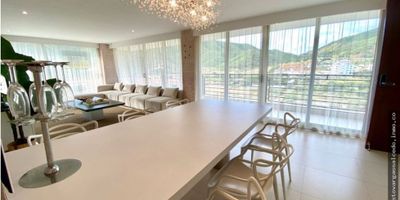 CÓDIGO 920FR9794 . El Apartamento se entrega amoblado, está Ubicado en un Séptimo Piso, cuenta con Tres Alcobas; la principal con Baño y Closet,  Baño Social, Sala Comedor, Balcón, Zona de Labores, Parqueadero. Cuenta con buena luz natural, puertas piso techo, con acabados muy modernos. Ubicado en el Rodadero Reservado, una zona muy excesiva residencial., a solo un par de cuadras de la playa. El Edificio cuenta con Piscina, Terraza y Zona de BBQ, Vigilancia Privada y Planta Eléctrica, SI ESTA PROPIEDAD ES DE SU INTERÉS, CONTÁCTEME Y AGENDAMOS UNA CITA

 
