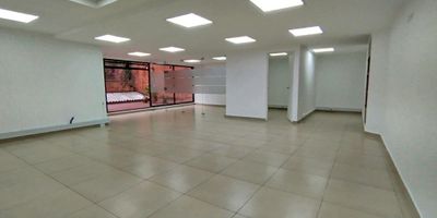 Oficina de 174 mts, excelente iluminación, cocina integral, baños independientes, terraza privada y dos garajes cubiertos independientes. El edificio cuenta con ascensor, recepción, vigilancia, CCTV. Ubicado sobre la Calle Ciento Veintisiete, a pocas cuadras de la Carrera Quince, Carrera Novena, Centro Comercial Unicentro, Parque Country zona comercial y residencial.