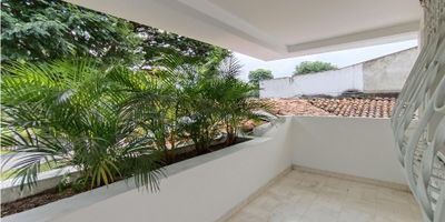 ARRIENDO OFICINA MUY AMPLIO CIUDAD JARDIN, segundo piso,  con balcon y baño privado el cual hace parte de una linda casa donde podras disfrutar de zonas comunes verdes, con piscina, baños.  Se alquilan además de este, más consultorios desde $ 1.260 mil  Imagina tu negocio en este sector exclusivo de la ciudad !
