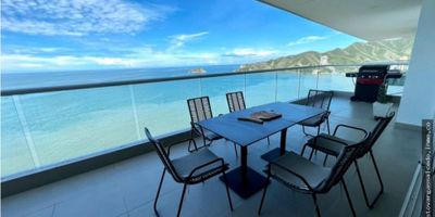 CÓDIGO: 921FR0187  Moderno apartamento frente al mar con Balcón en ELE, cuenta con tres habitaciones, cada una con su baño y una habitación adicional independiente para invitados con baño privado, Baño social, estudio, cocina integral, sala comedor, zona de labores, dos parqueaderos y deposito. El edificio cuenta con piscina, gimnasio, área social y zona infantil, oficina de negocios, ascensor, planta eléctrica, portería/recepción, parqueadero para visitantes y su propio puerto  de yates y motos acuáticas. SI ESTA PROPIEDAD ES DE SU INTERÉS, CONTÁCTENOS Y AGENDAMOS UNA CITA 
