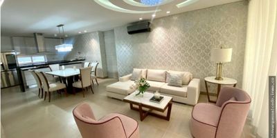 CODIGO: 921FR0193. El apto está en segunda línea de playa, en el sector hotelero de Irotama, cuenta con tres alcobas cada una con su baño, baño social, cocina integral, zona de labores, sala comedor, Balcón y dos parqueaderos. El edificio cuenta con club social, jardín, cancha de squash, gimnasio, piscina, salón comunal y parqueadero para visitantes. Cuenta con planta eléctrica, portería/recepción y vigilancia, SI ESTA ESTA PROPIEDAD ES DE SU INTERÉS, CONTÁCTENOS YA AGENDAMOS UNA CITA

 
