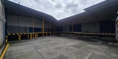 Buscas bodega en arriendo en Dosquebradas?Tenemos esta bodega a techo abierto disponible, con un area total de 500 metros cuadrados, amplio espacio de maniobras para vehiculos pesados y lo mejor y muelle en forma de ele que facilita el cargue y descargue de mercancia con vehiculos altos ya que la puerta principal tiene una altura considerable para el facil acceso de vehiculos de carga pesada, adicional a esto su ubicacion es estrategica ya que esta sobre toda la avenida principal de la badea ideal para empresas del sector industrial, comercio o logistica esperes mas comunicate con nosotros.