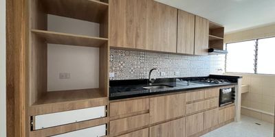 Apartamento de 98m en Provenza, Medellin. Ubicado en una de las zonas mas vibrantes de la ciudad, con facil acceso a transporte publico y a pocos pasos del Centro Comercial Vizcaya. Ideal para quienes buscan vivir cerca de la oferta gastronomica, comercial y cultural del Poblado, en un entorno moderno y bien conectado. Contactanos!