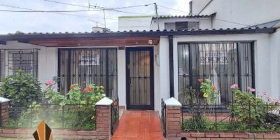 Casa en Venta Minuto de Dios, Engativá.

Acogedora casa de un solo nivel con área de 73 m² ubicada en un tranquilo sector residencial de Engativá. Cuenta con 3 habitaciones, una de ellas con altillo ideal para almacenamiento o estudio, 1 baño, sala-comedor con excelente luz natural, cocina semi-integral, zona de ropas y jardín exterior perfecto para disfrutar del aire libre.

La propiedad se encuentra a pocos minutos de la Universidad Minuto de Dios y el centro comercial Titán Plaza, con fácil acceso por la Avenida Calle 80, lo que garantiza una excelente conectividad con el resto de la ciudad. Ideal para familias que buscan vivir en una zona residencial con acceso a servicios, comercio y transporte público.

¡Aprovecha esta oportunidad de inversión y agenda tu visita hoy mismo! Contáctanos..