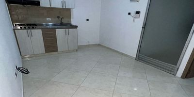 Codigo 27525. ? Apartaestudio en arriendo ubicado en Envigado sector Alcala? Características del Inmueble:• 1 Habitación con clóset• 1 Baño privado con cabina en vidrio templado• Sala-comedor• Cocina integral cerrada (cubierta a gas y campana)• Zona de ropas• Patio interior• Red de gas• Servicios públicos• Piso en cerámica• Área total: 35 m²• Ubicado en primer nivel (interior)• 1 Ascensor por torre? Descripción:Este cómodo apartaestudio se encuentra en el sector Alcalá de Envigado. Es una opción ideal para quienes buscan funcionalidad, buena distribución y un ambiente acogedor.Cuenta con una habitación amplia con baño privado, cocina cerrada completamente equipada, zona de ropas y un patio que aporta ventilación e iluminación natural.Ubicado en un edificio con citofonía y acceso fácil, este inmueble representa una excelente opción para vivir o invertir.? Entorno y Ubicación:• A solo minutos de Viva Envigado• Cerca de la Estación del Metro de Envigado• Fácil acceso a rutas de transporte público• Zona residencial tranquila y de alta valorización• Cercanía a supermercados, restaurantes, y zonas comerciales? Zonas Comunes:• Citofonía• Ascensor por torre• Acceso peatonal y vehicular? Nota:• Valor del canon: $$2.000.000 Incluidos los servicios de EPM, internet y televisión• Apartamento interior – ideal para quienes valoran la tranquilidad• Disponibilidad inmediata