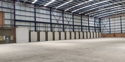 Bodega Industrial conjunto cerrado Área total de 6.969 Metros, Cada bodega cuenta con, 12 metros a viga y 15 metros total de altura, Dispuesto 75 KVA, 7 muelles deprimidos y una rampa de acceso a bodega, Las bodegas tienen una capacidad portante del piso de 4 Toneladas Metros El parque cuenta con una red contra incendio, El parque cuenta con dos subestaciones con capacidad de 500 KVA, Para el control de pesaje de camiones, en la entrada del parque se encuentran ubicadas dos bascula