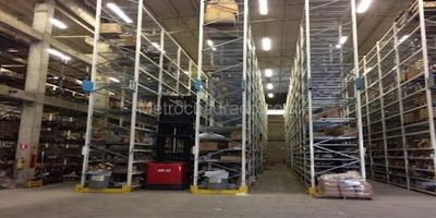 Son CINCO Bodegas continuas en Conjunto cerrado, Área total 5.675 Metros, área libre de bodega 5.270 metros a triple atura,  área de oficinas de 405 metros, mas una zona de estacionamiento privada de 2.200 metros cuadrados, cuenta con 10  muelles de cargue y descargue, 5 puertas a nivel.  cuenta con 13 baños