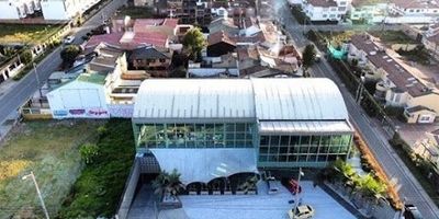 Area total de la Vitrina Son 2.700 Metros total Construidos, Información construida Sótano 700 Metros Parqueadero sótano 30 carros Parqueadero exterior privado 16 carros Primer piso 1200 Metros Segundo piso 800 Metros 27 baños Terraza cubierta con tenso estructura Sala de juntas segundo piso 15 personas Oficina privada segundo piso Baño privado segundo piso la Dirección  sobre la variante cota - Chía Se ubica a 400 metros de Andrés carne de res.  Con Opción de Venta