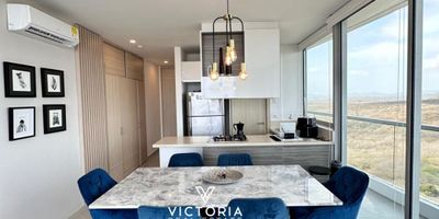 Te presentamos un moderno apartamento con un área construida de 72.9 M2, cuenta con una alcoba amplia y cómoda, 2 baños, cocina integral, salacomedor y un balcón que ofrece vistas de la ciudad. Ofrece 2 parqueaderos.
Pero eso no es todo, este apartamento también cuenta con comodidades externas que te enamoraran. Entre ellas, 2 Ascensores por Torre, Lobby doble altura, Piscina Adultos, Piscina Niños, Salon Social, Salon para Gimnasio y vigilancia las 24 horas . Además, al estar cerca de centros comerciales, siempre tendrás todo lo que necesitas a pocos minutos de distancia. 