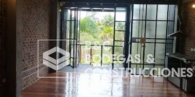 Local comercial  excelente ubicación en zona comercial con gran movimiento 
 Ideal para oficina, bodega, coworking o como aparta estudio 
Acceso fácil y visible 
seguridad en la zona 
cómodo y moderno
Amplio espacio, baño completo, cocina, útil interno.

