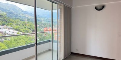 Apartamento en arriendo en unidad cerrada, con una ubicacion estrategica, con facil acceso y salida desde vias principales, entorno residencial, tranquilo, con conexion a rutas de transporte publico y multiples servicios complementarios del sector. Cuenta con piso en porcelanato y madera, sala comedor, estudio, estar de tv, 2 alcobas con vestier y baño en la principal, baño social, cocina integral abierta tipo americano, cuarto útil, zona de ropas, balcon y parqueaderos lineales cubiertos. Conjunto cerrado con ascensor y zonas sociales que incluyen piscina, salon social, parque infantil, placa polideportiva, zonas verdes, vigilancia 24 horas, citofonia y circuito cerrado de tv.Inmuebles sujetos a verificación de disponibilidad
