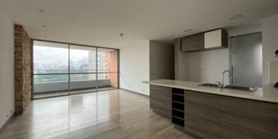 Apartamento para arriendo, en envigado sector de loma del Esmeraldal. Cuenta con amplios y cómodos espacios todo dentro de un entorno familiar y tranquilo. El apartamento cuenta con 3 habitaciones la principal con baño y todas con closet, sala comedor, balcón, cocina integral, zona de ropa, 1 parqueadero sencillo y cuarto útil. Este sector cuenta con facilidad de abordaje a rutas de transporte público y se caracteriza por ser un sector tranquilo.