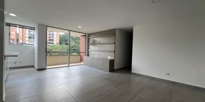 Apartamento en arriendo en unidad cerrada, ubicada en un sector muy residencial y tranquilo con fácil acceso desde vía principal, con conexión a rutas de transporte público, cerca a tiendas de comercio y servicios complementarios del sector. Cuenta con piso en madera, sala comedor, 3 alcobas con baño y vestier en la principal, baño social, cocina integral abierta tipo americano, cuarto útil, zona de ropas, balcón y parqueadero independiente cubierto. Conjunto cerrado con ascensor y zonas sociales que incluyen piscina, gimnasio, salón social, parques infantiles, zonas verdes, vigilancia y porteria 24 horas, circuito cerrado de tv. Inmuebles sujetos a verificación de disponibilidad