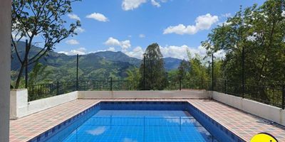 cómodo y amplia casa finca en Girardota&nbsp;vereda portachuelo con 700 m2 aproximado con Vía pavimentada y facilidad de llegar a la propiedad ,&nbsp;tiene todos sus servicios públicos, le ofrece diversión piscina, zonas ecológicas,&nbsp;le brinda mucha tranquilidad y&nbsp;te ofrece variedad de la naturaleza. aprovecha y agenda tu cita&nbsp;