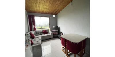 Venta de Apartamento en Funza, Cundinamarca   CODIGO: 921FR1502  Descubre este acogedor apartamento de 45 m², ubicado en funza en Altos de Guali, en el quinto piso con vista exterior. Este inmueble es luminoso y espacioso, ideal para disfrutar de la tranquilidad y la naturaleza que ofrece la zona, rodeado de áreas verdes.

Características del apartamento:


 Sala 
 Comedor
 Cocina Semi Integral
 Zona de ropas
 Tres  habitaciones, la habitación principal con baño privado
 Baño adicional en el hall


Servicios del conjunto residencial:


 Recepción y vigilancia 24 horas con circuito cerrado de TV
 Salón comunal
 Juegos infantiles
 Bicicletero
 Amplias zonas verdes
 Shut de basuras


Ubicado en una vía principal, este conjunto ofrece fácil acceso y transporte público cercano, garantizando comodidad y conectividad.

No pierda la oportunidad de adquirir este apartamento y ofrecer a su familia el hogar que se merece, lleno de comodidades y tranquilidad. ¡Contáctenos para más información!
