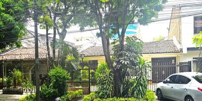 Casa en venta Prados del Norte Cali, excelente casa de un solo piso 330 mt2, 4 habitaciones y 6 baños incluido el baño de servicio y baño social, alcoba de servicio, estudio, cocina integral abierta, patio interior, parqueadero interno para 1 vehiculo y con reja para 3 vehículos, casa ubicada sobre la avenida 4 norte frente a la carrilera.