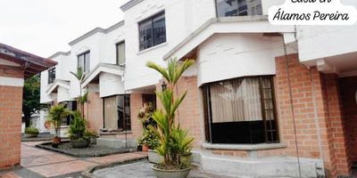 SE VENDE CASA !!  Conjunto Santa Clara de Moguer, zona exclusiva de la ciudad, cerca a colegios, centros comerciales, parques, cómodas vías de acceso; la casa cuenta con 300mts2 distribuidos, en 4 habitaciones, 4 baños, mas habitación del servicio con baño, cocina abierta, terraza, tina.  además cuenta con 2 parqueaderos.  PRECIO NEGOCIABLE!!  