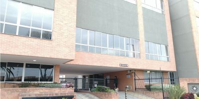 Venta de Apartamento en Mosquera, Cundinamarca - Código: 921FR1517 Este hermoso apartamento en Mosquera es ideal para quienes buscan comodidad y estilo de vida moderno. Con espacios amplios y bien distribuidos, se encuentra en un conjunto cerrado con excelentes comodidades y seguridad, perfectas para toda la familia.

Características del Apartamento:


 Sala y comedor con suficiente espacio para disfrutar en familia.
 Balcón para disfrutar del aire libre.
 Cocina tipo americano con mesón y diseño funcional.
 Zona de lavandería independiente.
 Estudio ideal para oficina o espacio de trabajo.
 Dos habitaciones adicionales, más baño social.
 Habitación principal con baño privado para mayor comodidad.
 Depósito adicional para almacenamiento.


Servicios del Conjunto Residencial:


 Conjunto cerrado con portería y vigilancia las 24 horas para tu seguridad.
 Parqueadero en sótano y parqueadero para visitantes.
 Parques infantiles dentro del conjunto para el disfrute de los más pequeños.
 Salón comunal para eventos y reuniones sociales.
 Gimnasio completamente equipado para mantenerse en forma.
 Piscina para disfrutar de los días calurosos.


Ubicación: Este apartamento está ubicado en el centro de Mosquera, una zona con zonas comerciales cercanas y transporte público disponible, asegurando comodidad y conectividad.

¡No dejes pasar la oportunidad de vivir en este hermoso apartamento con todas las comodidades que tu familia merece! Contáctanos para más información.
