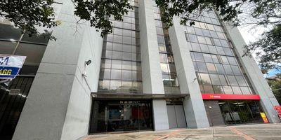 Arriendo local comercial en unilago, ubicado estrategicamiente sobre la Cl 17 con cra 16 ,  con cercanía a centros empresariales, tecnologicos este local de 20m2 te ofrece una amplia oportunidad comercial para multiples actividades, cuenta con baño privado. No tiene gas , pero en caso tal de ser requerido se puede evaluar. Cod: 4420