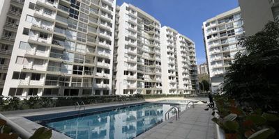 Apartamento con 3 habitaciones lado sombra  ubicado en el norte de la ciudad de ambiente fresco luz natural durante el día. Cuenta con cocina integral con mesón en granito pulido gabinetes inferior, sala comedor, la división de los baños son en vidrio templado, el apto esta en primeros piso de la torres, hall de alcoba, parqueadero asignado, área de labores, closet en habitaciones. EL Edificio ofrece 3 piscina amplias, salón social, gimnasio, portería tipo lobby, zona de juego ´para los niños, parqueadero de visitante, canchas múltiples, amplias zonas verdes. Es cercano al CC Miramar, Buenavista 1y 2, plaza del parque, clínica porto azul, autopista al mar, corredor universitario y supermercado olímpica, ara.