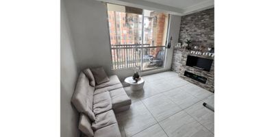 Venta de Apartamento en Madrid  - Barrio La Prosperidad - Código  9211FR912 ¡No pierdas la oportunidad de adquirir este acogedor apartamento de 64 m², ubicado en el cuarto piso con vista exterior, en el tranquilo y seguro barrio La Prosperidad, Madrid! Este inmueble es luminoso, espacioso y rodeado de zonas verdes, brindando un ambiente ideal para vivir en paz y comodidad.

Características del apartamento:


 
 Sala comedor
 
 
 Cocina integral
 
 
 Zona de ropas con lavadero
 
 
 Tres habitaciones
 
 
 Habitación principal con baño privado
 
 
 Un baño adicional en el hall
 


Servicios y comodidades del conjunto residencial:


 
 Recepción y vigilancia 24 horas con circuito cerrado de TV
 
 
 Salón comunal
 
 
 Gimnasio
 
 
 Piscina
 
 
 Zona BBQ
 
 
 Juegos infantiles
 
 
 Bicicletero
 
 
 Zonas verdes
 
 
 Shut de basuras
 


Ubicación:
El conjunto está ubicado en una vía principal, lo que le ofrece fácil acceso tanto en vehículo como en transporte público cercano, garantizando comodidad y conectividad para su día a día.

¡Bríndele a su familia el hogar que se merece, con todas las comodidades y tranquilidad que ofrece este apartamento!

Contáctenos para más información y agendar su visita.
