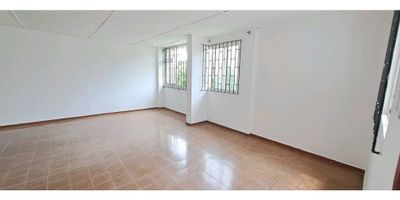 Ubicado en una de las zonas más privilegiadas de la ciudad de , este apartamento para alquiler ofrece todas las comodidades para una vida cómoda y confortable. Con un área total de 100m2, este inmueble se presenta como una excelente opción para aquellos que buscan un lugar espacioso y funcional para vivir.

 

La distribución interna del apartamento incluye 3 alcobas y 3 baños, lo que lo convierte en la elección ideal para familias o para aquellas personas que requieran de un buen espacio para recibir visitas. Además, cuenta con características internas que destacan por su comodidad y practicidad, tales como admisión de mascotas, cocina integral, doble ventana y zona de lavandería.

 

Los detalles en la construcción de este apartamento ofrecen un ambiente acogedor y moderno a la vez. Cada rincón cuenta con acabados de primera calidad que le dan un toque de elegancia a cada espacio. Desde el balcón, podrás disfrutar de una vista panorámica hacia la ciudad, perfecta para relajarse y desconectar del ritmo diario.

 

Rodeado de un entorno tranquilo y en una zona residencial, este inmueble cuenta con diferentes servicios y facilidades a su alrededor. Centros comerciales y establecimientos educativos se encuentran a pocos minutos de distancia, lo que lo convierte en una opción ideal para aquellos que buscan comodidad y cercanía con lugares de interés.

Además, el acceso pavimentado y la cercanía con zonas verdes y parques, permiten disfrutar de momentos de esparcimiento al aire libre y la conexión con la naturaleza. También cuenta con una excelente conexión a transporte público, facilitando los desplazamientos diarios dentro de la ciudad.

En resumen, este apartamento para alquiler ofrece todas las características necesarias para una vida cómoda y en una ubicación privilegiada. No pierdas la oportunidad de conocerlo y disfrutar de todas sus ventajas. ¡Contáctanos para programar una visita y hacer realidad tus planes de vivir en el lugar 