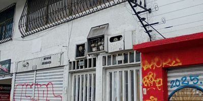 ¿Estás buscando un apartamento cómodo, amplio y con excelente ubicación? Esta opción en el barrio San Pedro, en un segundo piso con vista exterior, este apartamento ofrece espacios bien distribuidos ideales para vivir con comodidad. Al ingresar, encontrarás una acogedora sala comedor que se conecta con un estudio funcional, baño social, cocina sencilla, dos habitaciones, ambas con clósets.
Se complementa con una práctica zona de oficios, que incluye lavadero, punto para lavadora y un patio pequeño, ideal para ventilación o almacenamiento. Su ubicación estratégica sobre la Calle 5ta, justo al lado de Comfenalco, te sitúa cerca de centros educativos, comerciales, servicios médicos y restaurantes. Además, tiene cómodas vías de acceso y excelente cobertura de transporte público, facilitando tu movilidad.
¡No dejes pasar esta oportunidad de vivir en una zona central con todas las comodidades que necesitas! Contáctanos para brindarte asesoría personalizada y agenda tu visita.