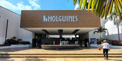 Inversión inteligente: Oficina arrendada hace más de 13 años
Ubicada en el reconocido Holguines Trade Center, al sur de Cali —una de las zonas de mayor desarrollo de la ciudad—, esta oficina representa una oportunidad de inversión segura, estable y con ingreso pasivo desde el primer día.

Con 543,2 m² de área privada y arrendada por más de 13 años a una empresa líder de la región, esta propiedad ofrece:

* Arriendo más rentable que en vivienda
* Contrato de arrendamiento de largo plazo (vigente y estable)
* Valor por m² competitivo frente al mercado
* Flujo constante desde el día 1

Ubicada en el piso 5, con hall de acceso y recepción privada, baños exclusivos para hombres y mujeres, cocineta y acceso a parqueaderos cubiertos. El centro corporativo cuenta con una ocupación del 87%, instalaciones renovadas y excelente conectividad con el sistema MIO, universidades, clínicas, hoteles y zonas residenciales.

Ubika la rentabilidad sin riesgos.