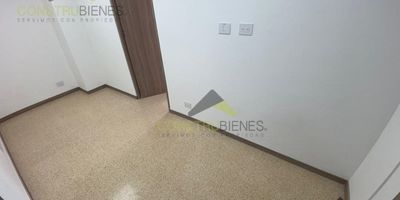 Oficina en arriendo – Medellín, sector San DiegoUbicada en el estratégico sector San Diego, esta oficina en arriendo es ideal para consultorio médico, despacho profesional o cualquier actividad administrativa. Se encuentra dentro de una unidad cerrada, con vigilancia y excelente conectividad vial.Con un área de 36 m², este espacio ofrece comodidad, funcionalidad y un ambiente corporativo ideal para desarrollar tus actividades laborales.Área: 36m²1 baño privadoPiso en granito pulidoParqueadero privadoZona de parqueo para visitantesEspacio apto para oficina acondicionado para una Odontología.Su ubicación cerca de avenidas principales y zonas comerciales la convierte en una opción estratégica para tu negocio o ejercicio profesional.¿Te interesa conocerla? Contáctanos y agenda tu visita. ¡Haz crecer tu proyecto desde San Diego!