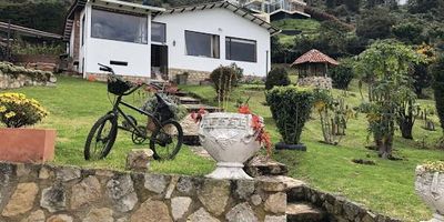 Magnifica propiedad rodeada de naturaleza, jardines frutales, amplia zona verde, alucinante vista a las montañas. Cerca a la vía principal, facilidad de transporte publico, excelentes vías de acceso.