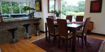 Casa campestre en venta en El Arenillo, Manizales

Oportunidad para vivir en un entorno natural a minutos de la ciudad. Esta casa de campo de 270 m² construidos sobre 2 220 m² de lote ofrece espacios amplios y acabados de lujo.

Descripción de la propiedad

La vivienda unifamiliar cuenta con cinco habitaciones y cinco baños completos, además de sala de usos múltiples, estudio y habitación de servicio con zona de lavandería. La cocina integral con comedor auxiliar está equipada con armarios empotrados y los pisos combinan cerámica y madera para un ambiente cálido.

Descripción del entorno y acceso

Ubicada en la vereda El Arenillo, a cuatro minutos del Hospital Santa Sofía, el acceso es pavimentado y seguro. Dispone de bodega de 50 m², parqueadero techado para tres vehículos, jardín con árboles frutales, zonas verdes y vistas panorámicas.

Contáctanos

Escríbenos por WhatsApp para recibir más información y agendar tu visita
Nuestro equipo te acompañará en cada paso para convertir esta casa campestre en tu nuevo hogar.
