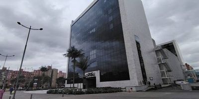 Se arrienda local en una de las zonas más estratégicas de Bogotá!. Disponible local de 63 mtrs, ubicado en el Centro Comercial Gran Estación en el tercer piso, ideal para todo tipo de negocios que no requieran cocina cuenta con excelentes acabados, pisos en cerámica, vigilancia 24 horas, ubicado en una zona mixta comercial y residencial, con amplias vías de acceso como la Av. Esperanza y la Av. Cra sesenta y ocho. Para más información o agendar tu visita con Alejandro Torres al celular o whatsapp 3213214610, a su correo electrónico alejandro.torresinmobiliariasaliadas.com