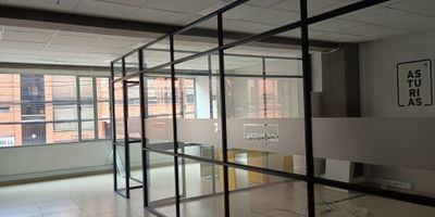 Excelente oficina de 100 m², ideal para profesionales o empresas que buscan funcionalidad y comodidad. Cuenta con espacio abierto, cocineta, un baño, pisos en porcelanato y cerámica, vista exterior y 1 garaje.
Ubicada en un edificio con ascensor, recepción, vigilancia 24/7, baños por piso, planta eléctrica y tanque de reserva, ofrece seguridad y eficiencia. Su ubicación estratégica está muy cerca de la estación de TransMilenio Los Héroes, zonas comerciales y vías principales, garantizando conectividad y facilidad de acceso.