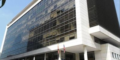 Oficina en venta en La Esperanza Norte, Bogotá, Cundinamarca, ideal para inversionistas. Este inmueble de 3452.92 m² de área ofrece 4 baños y 84 parqueaderos, asegurando comodidad. Cuenta con servicio de vigilancia y se vende con un contrato vigente con entidad financiera, lo que representa una excelente oportunidad de inversión. Con 16 años de antigüedad, mantiene su valor en una ubicación estratégica. Para conocer más detalles o agendar una visita a esta oficina en venta, puede contactarnos vía WhatsApp, seleccionar "quiero que me contacten" o "ver teléfonos".