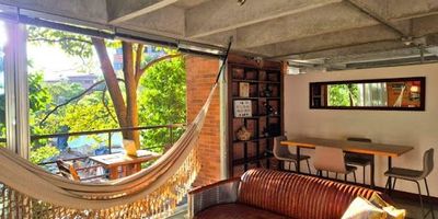 Encantador apartaloft de 81.48m, completamente remodelado, con diseño moderno y excelente iluminación natural. Cuenta con cocina integral, cogedores espacios de sala y comedor, dos baños, uno completo y el social, un estudio funcional y un amplio balcón con vista a zonas verdes que invita al descanso. Incluye puerta inteligente para mayor seguridad y comodidad, además de parqueadero independiente. Ideal para quienes buscan estilo y tranquilidad en un solo lugar.