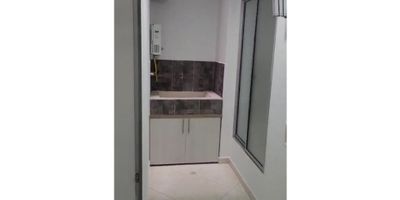 Este moderno apartaestudio ubicado en Envigado, Antioquia, es una excelente opción para aquellos que buscan comodidad y funcionalidad en un mismo lugar. Con un área construida de 40 M2, esta propiedad ofrece la combinación perfecta entre espacio y practicidad. Ideal para personas solteras o parejas que prefieren vivir en un ambiente acogedor y de fácil mantenimiento.

La alcoba principal cuenta con un diseño inteligente que aprovecha al máximo el espacio, brindando un ambiente agradable y confortable. El baño, de estilo moderno, está equipado con todos los elementos básicos necesarios. Además, el inmueble está preparado para recibir a tu mascota, ya que admite animales de compañía.

El apartaestudio también cuenta con comodidades internas para tu mayor tranquilidad y confort. Entre ellas, se encuentran el agua, el calentador, los clósets y la cocina integral, que te permitirán llevar una vida práctica y sin preocupaciones. Conectarse a los servicios de electricidad y gas domiciliario es muy sencillo, sin la necesidad de trámites adicionales.

Por otro lado, en las áreas comunes del conjunto residencial encontrarás un acceso pavimentado, lo que facilita la movilidad dentro de la propiedad. Además, su ubicación interior te ofrece una mayor privacidad y alejamiento del bullicio exterior. A pocos minutos podrás acceder a importantes centros comerciales, donde encontrarás una amplia variedad de servicios y entretenimiento.

el inmueble tiene incluido servicios publicos, parabolica e internet en el valor del canon 

En resumen, este apartaestudio es una excelente elección para ti que buscas una vivienda práctica y funcional sin sacrificar la comodidad y la ubicación. No pierdas la oportunidad de alquilar este inmueble que se ajusta perfectamente a tus necesidades. ¡Contáctanos ahora mismo para programar una visita y conocerlo en persona!
