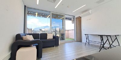 Oficina en venta en Sabaneta, Mayorca. En CC Mayorca, con 36 m², ubicada en una zona comercial de alto flujo, ideal para atraer clientes y posicionar tu marca. Perfecta para (tiendas, oficinas,  boutiques o negocios de servicios). Incluye baño privado, cocineta, parqueaderos comunes, balcón y vigilancia 24/7. con fácil acceso a estacionamiento y transporte público. ¡Contáctenos hoy para programar una visita! Descubre más propiedades en: www.rentamospropiedadraiz.com Código:776226