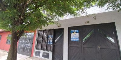 Casa ubicada en el barrio Santa Monica Popular  . Este inmueble de 288.03 metros cuadrados esta distribuido asi:  Piso 1: Apto 101 : Sala , comedor , garaje , cocina integral , baño , patio interior , zona de oficios, 3 alcobas con closet. Piso 2: Apto 102: acceso por escalera en garaje primer piso . Vestibulo de acceso. Apto 102 A: sala comedor cocina integral , zona de oficios, baño , 2 alcobas con closet. Apto 102B: sala , comedor , cocina integral ,zona de oficios, baño , 1 alcoba sencilla .
Piso 3: Hace parte del Apto 102 B: sala , estar de alcobas , 2 alcobas con closet , una con baño privado, baño social , espacio de terraza. Escalera metalica altillo terraza con zona de oficios. AREAS :APTO 101: 82.86M2 - APTO 102: 91.28M2- PISO 3: APTO 102: 57.80M2